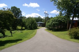 This driveway goes behind the winery, which is where we parked.