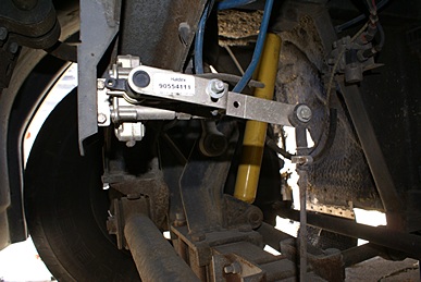 H3-40 front axle ride height valve and linkage.