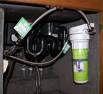 New drinking water filter and hoses under the kitchen sink (in the bus).