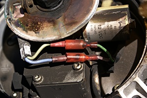 The disconnects for the two wires to the flame detector photocell.