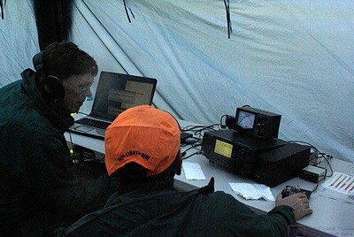 The SLAARC Field Day operating stations use wirelessly networked computers (left) running N1MM Logger+ to record the contacts that are made. HF transceiver to the right.